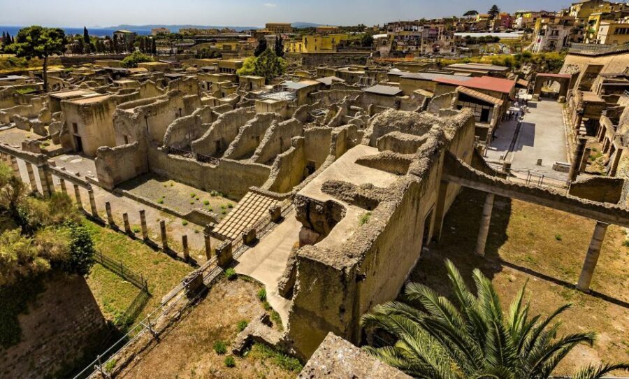 From Naples: Herculaneum, Vesuvius, and Pompeii Trip - Riding to Vesuvius: A 40-Minute Coach Start That Sets the Pace