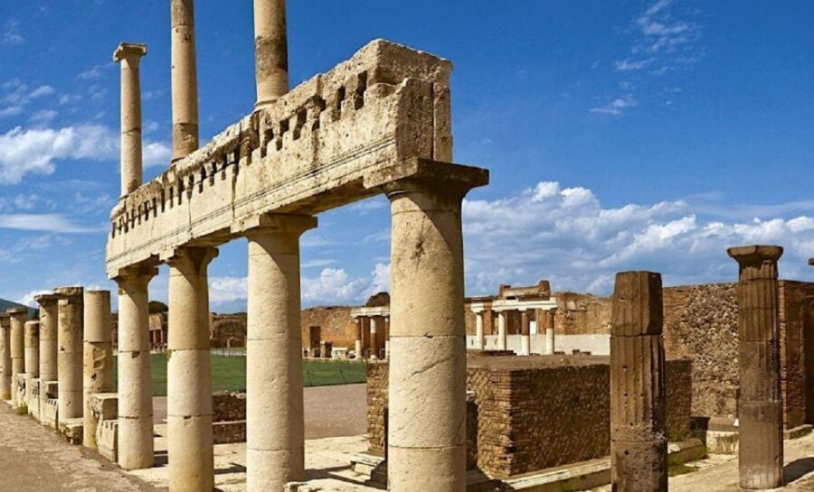From Sorrento: Day Tour to Pompeii Ruins and Mount Vesuvius - Language options and guide style