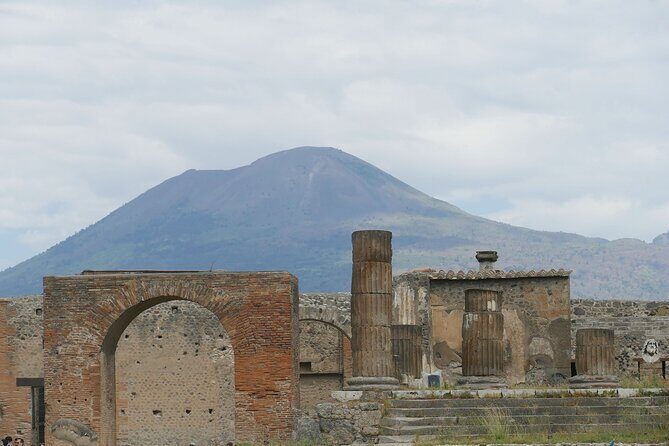 Full-Day Tour to Pompeii and Vesuvius with lunch from Naples - How the guiding works: live guide or audio, depending on group size