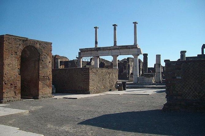 Guided Tour of Pompeii and Herculaneum with Lunch and Ticket - Pompeii and Herculaneum: a smart way to see two buried cities