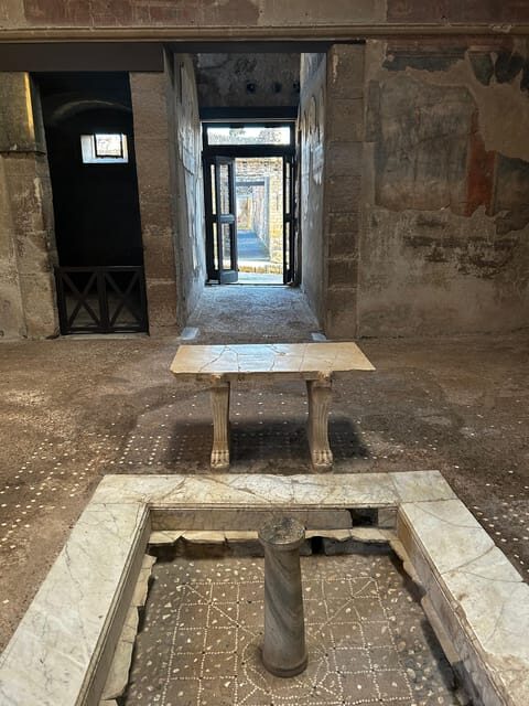 Herculaneum - Small Group Tour (admission included) - Herculaneum’s preservation tells a different story than Pompeii