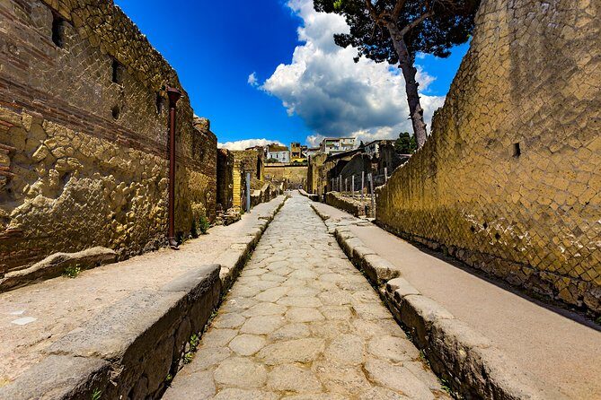 Herculaneum small group tour with an archaeologist - skip the line - Walking Through the Town: 11 Stops in Order