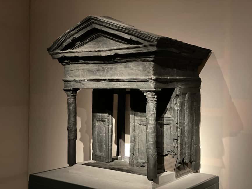 Herculaneum: Tickets & Tour with a Local Archaeologist - House of Skeletons and the Port Victims Moment