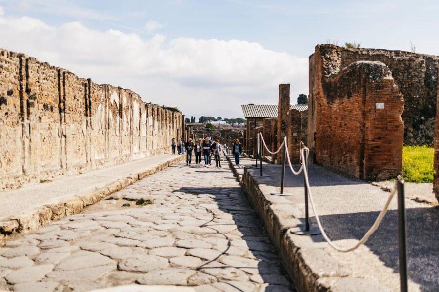 Naples: Pompeii and Mt. Vesuvius with Lunch and Wine Tasting - Why Pompeii and Vesuvius in one day actually makes sense