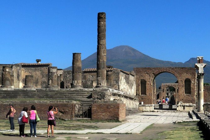 Naples: Pompeii & Mt Vesuvius All-Inclusive Small Group w/ Lunch - The one-guide-to-the-ruins trick: why it works (and when it doesn’t)