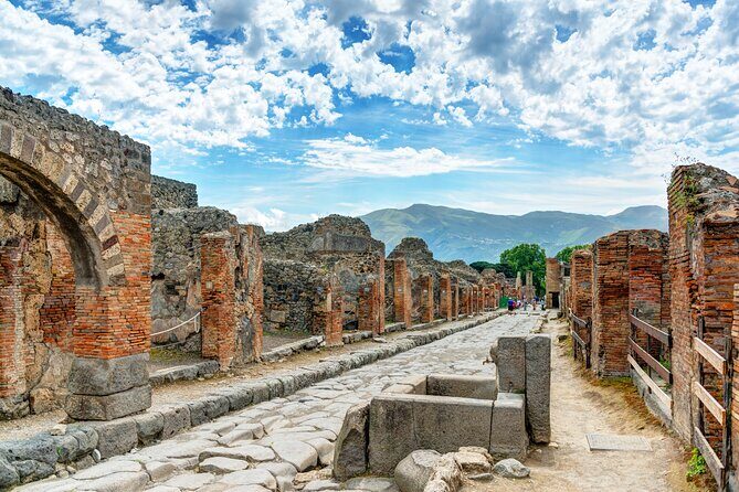 Naples/Salerno Port: Pompeii & Vesuvius - lunch or wine tasting - Your 8:00 AM Start: Port Pickup and a Smooth Rhythm