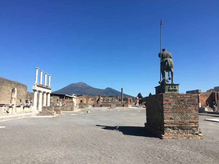 Pompeii and Herculaneum: Guided Tour with an Archaeologist - Lunch break and the jump to Herculaneum by train