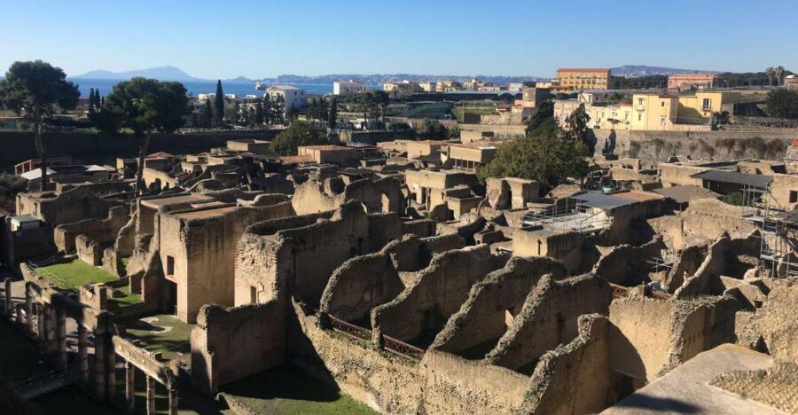 Pompeii and Herculaneum: Guided Tour with an Archaeologist - Meet Benedetto at Ristorante Suisse (and get your bearings fast)