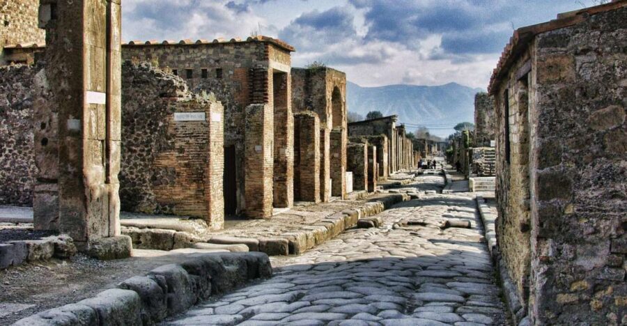 Pompeii and Herculaneum: Private Tour from Naples - How the 6-hour plan flows: Pompeii first, then Herculaneum