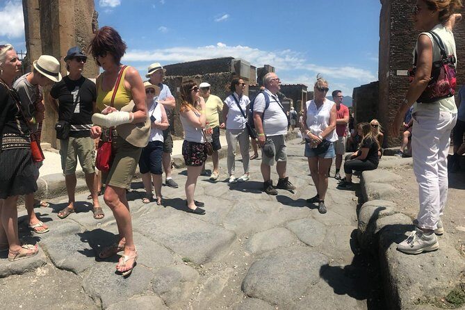 Pompeii and Vesuvius Small Group Tour From Naples with Pizza - Pizza lunch at Pizzeria Kona: what you actually get