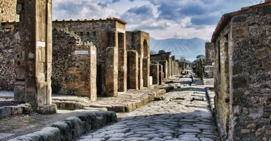 Pompeii: Day Tour of Pompeii and Vesuvius with Bus Transfer - Entering Pompeii Fast: Express Entry and the Separate Entrance Advantage