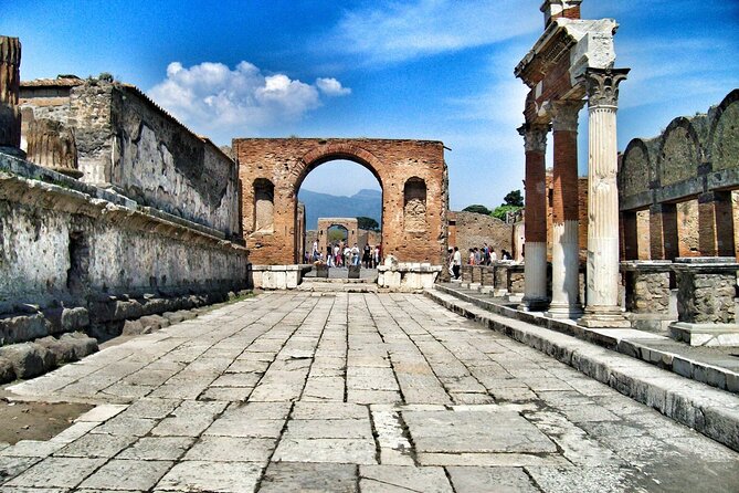 Pompeii & Mount Vesuvius Tour with Guided Visit, Tickets & Lunch - When guides make the day: what to look for