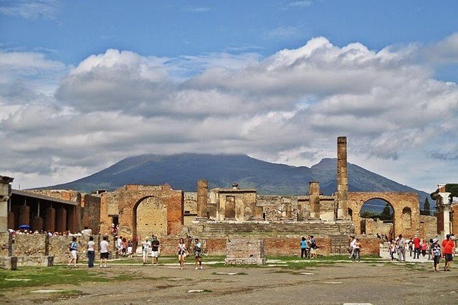 Private Full-Day Tour to Pompeii and Mt. Vesuvius with Winery Visit - Getting picked up around Naples (and not losing your whole morning)