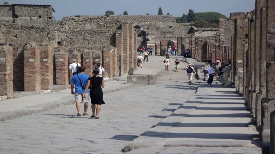 Sorrento: Pompeii & Herculaneum Tour with Skip-the-Line - Coffee break before Pompeii: how to fuel the second half