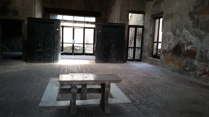 Tour in the ruins of Herculaneum with an archaeologist - Language and ticket setup: easier than it sounds