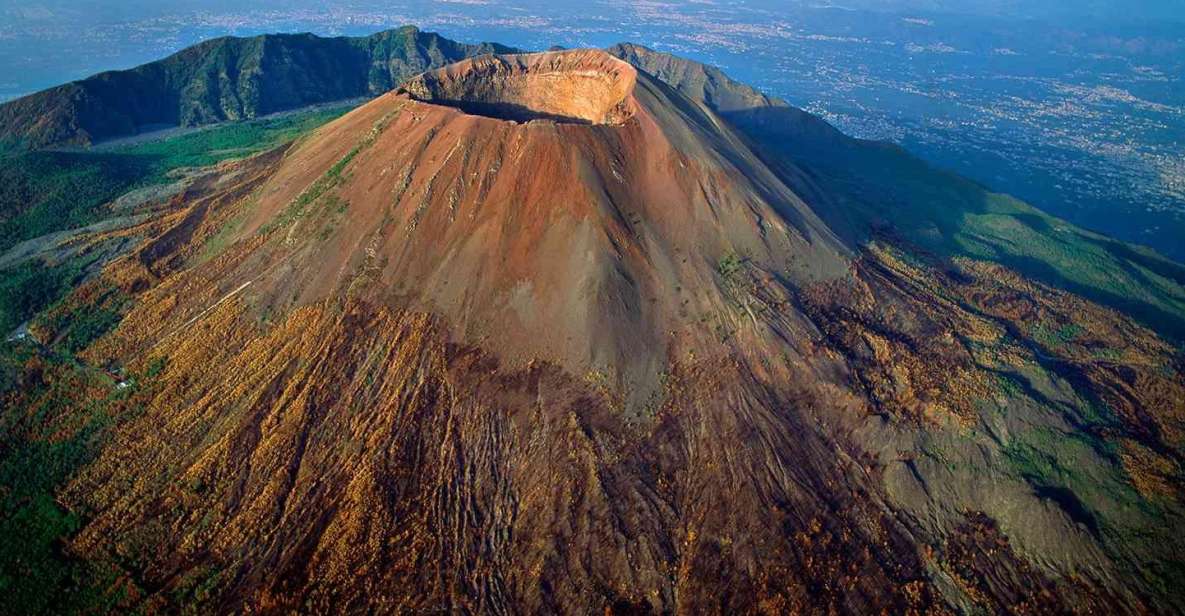 Vesuvio: 3h trekking tour with volcanological guide - A volcanologist at Vesuvius’s crater level
