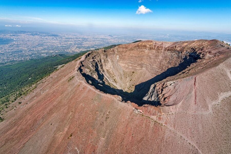 Vesuvius: entrance ticket + bus round-trip - The transfer up: 30 minutes that set the tempo